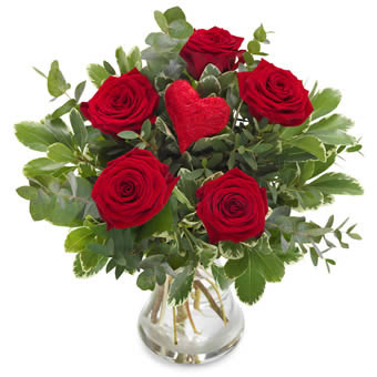 Bukett med röda rosor och ett rött dekorationshjärta