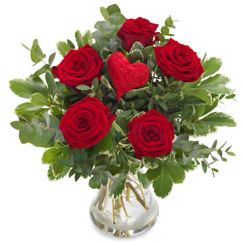 Bukett med röda rosor och ett rött dekorationshjärta.
