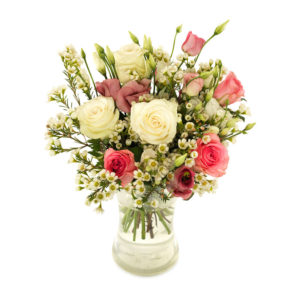 Bukett med vita o. rosa rosor, lila prärieklockor och småblommigt vitt. Blommorna finns att köpa hos Euroflorist, en av våra största blomsterförmedlingar på nätet.