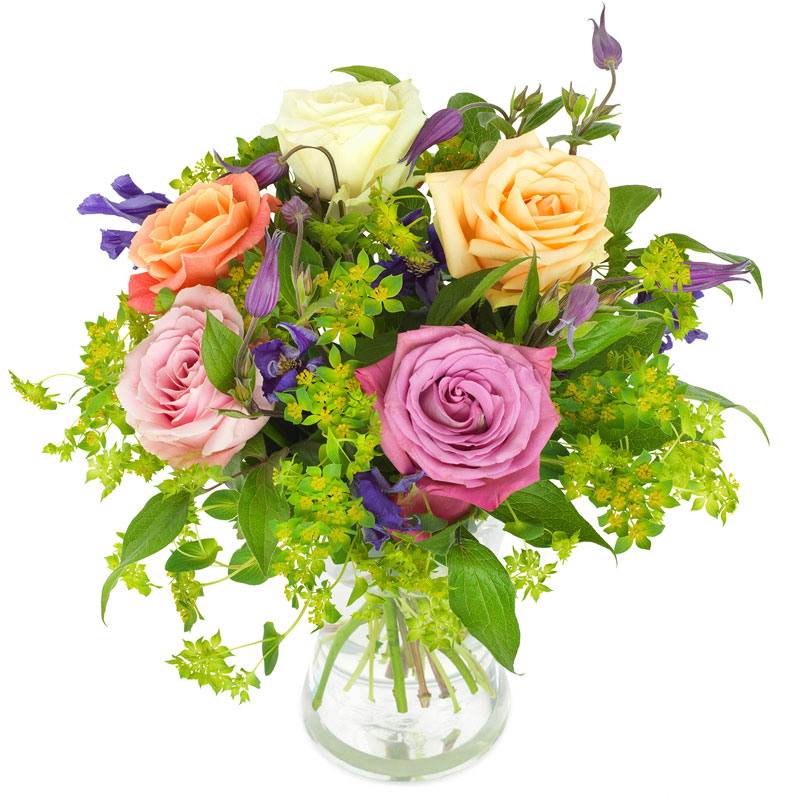 Bukett med rosor i blandade, milda färger (här rosa, orange, vitt, aprikos). Skicka blommorna med ett blomsterbud från Euroflorist!