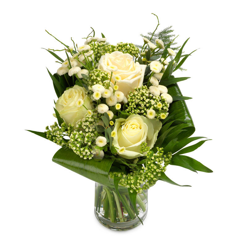 Bukett med eleganta, vita rosor, småblommigt vitt och gröna blad. Finns hos Euroflorist.