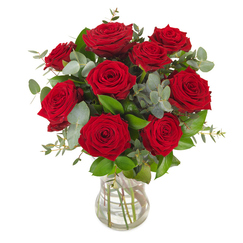 Vacker blombukett med röda rosor och gröna blad. Skicka blommorna med ett blombud från Euroflorist!