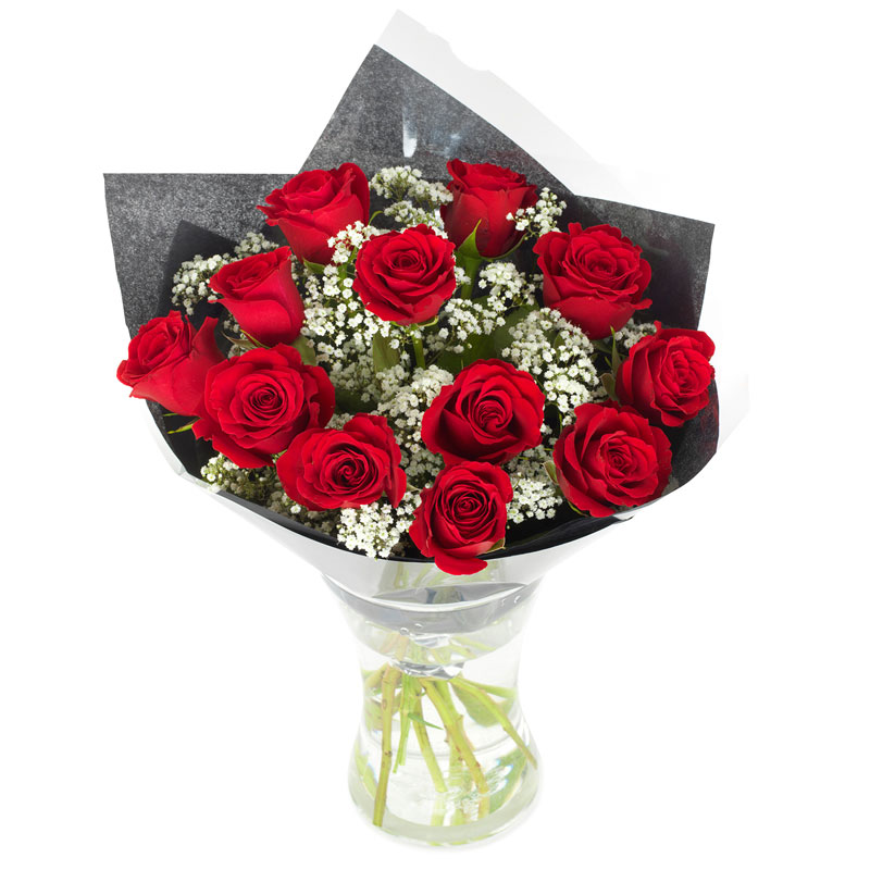 Fantastisk bukett med röda rosor och brudslöja. Blommorna inslagna i omslagspapper. En lyxvariant! Blommorna finns att beställa online hos Euroflorist.