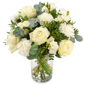 Bukett med vita rosor och vita nejlikor tillsammans med grönt. Blommorna ingår i Euroflorists sortiment.