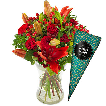 "Kärleksbuketten" från Euroflorist, med blandade röda blommor (röda rosor, röd amaryllis, röda nejlikor, röda ilexbär). Blomsorter kan variera något. Som extra bonus en strut fylld med godsaker!