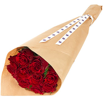 Bukett med röda rosor. Omslagspapper runt buketten. Blommorna ingår i Euroflorists utbud av Alla hjärtans Dag-rosor.