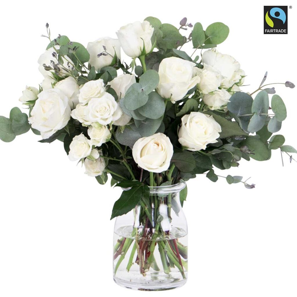 Stor bukett med vita rosor och eucalyptusstjälkar. Skicka dem med ett bud från Bringbloom och överraska en vän!