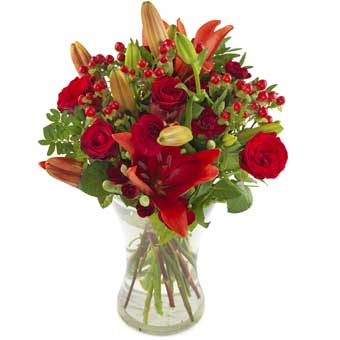 Bukett med röda liljor, röda rosor och röda bär. Ur Euroflorists utbud av blombuketter.