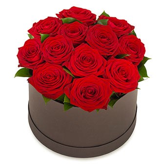 En rund box fylld med eleganta, röda rosor. Ur Euroflorists sortiment av romantiska blommor.