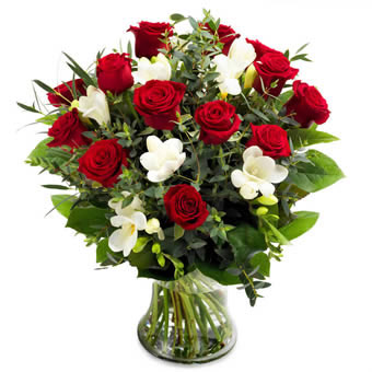 Bukett med röda rosor, vit freesia och gröna blad. Ur Euroflorists bukettsortiment för blomsterbud till utlandet.