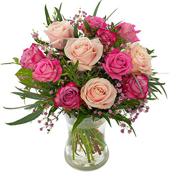 Blombukett med rosor i blandade rosa färger tillsammans med grönt. Superfin! Blommorna finns att beställa hos Euroflorist.