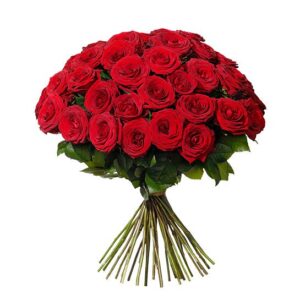 Rundbunden bukett med 40 eleganta, röda rosor. Skicka dem med ett bud från Interflora - beställ enkelt online!