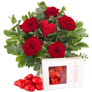 Bukett från Euroflorist, med röda rosor, rött dekorationshjärta och hjärtformade chokladpraliner.