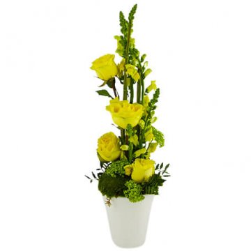 Hög blomsterdekoration med gula blommor. Passar till påsk! Beställ ett blomsterbud hos Florister i Sverige.