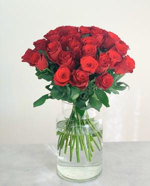 30 röda rosor. Skicka dem med blombud via Made4y.se!