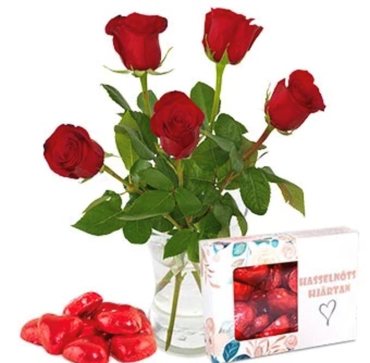Bukett med röda rosor (välj mellan tre storlekar) + en ask med chokladhjärtan. Beställ hos Euroflorist!