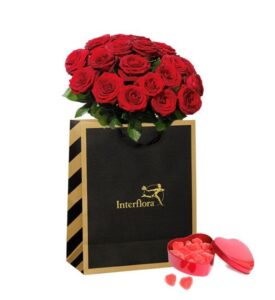 Presentpåse med röda rosor och en ask med geléhjärtan. Välj mellan 10, 20 och 30 rosor. Beställ hos Interflora!