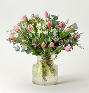 En ljuvlig bukett med rosa tulpaner, vaxblommor och blandat grönt. Välj mellan fyra storlekar på buketten. Du hittar blommorna hos Interflora.