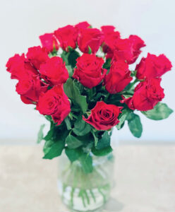20 stycken röda rosor i en vacker bukett. Beställ hos Made4y.se!