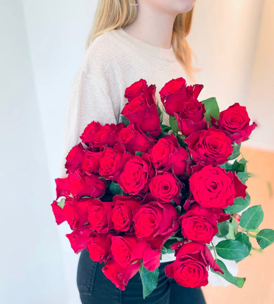 Stort fång röda rosor, 30 stycken. Skicka blommorna med bud via Made4y.se!